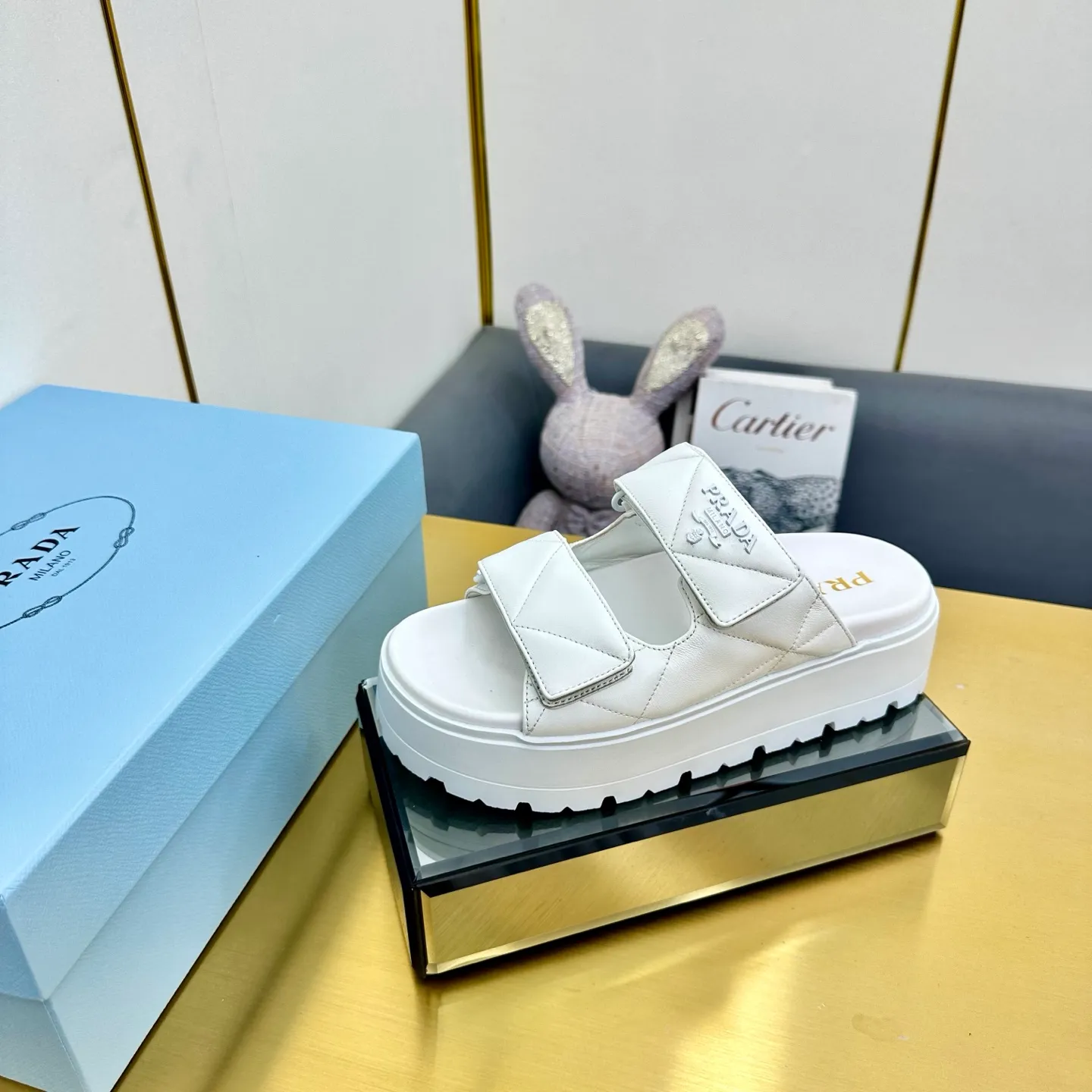 👟👟Ex-factory price 480👟👟 The highest version of Prada's new thick-soled casual sneakers. This sneaker continues the timeless silhouette and is a new classic item. Crafted from leather to enhance style. The style is light, with a triangle buckle logo and a 5CM thick sole. It is suitable for all seasons and can be matched with all kinds of casual styles. In an era where various styles are full of attention, the most long-term companion and the one that captures people's hearts bit by bit is undoubtedly the white shoe. Fabric: Cowhide Lining: Sheepskin Outsole: Original rubber outsole Sole thickness: 5CM Size 35-41